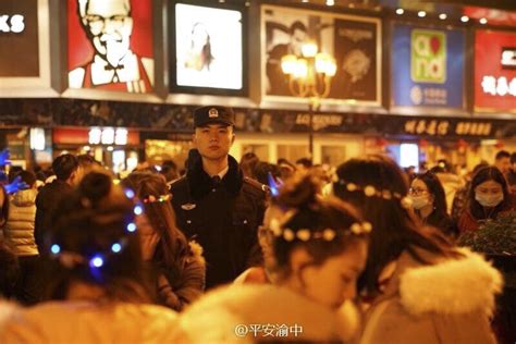 重庆解放碑数万人跨年夜 上千警察站岗_手机凤凰网