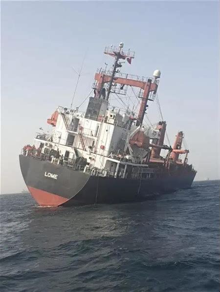 一艘货船遇险倾斜随时沉没！21名船员待救援 - 在航船动态 - 国际船舶网