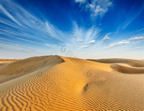 万里无云的天空下的沙丘图片-包图网
