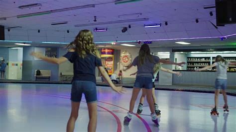 女孩在滚轴溜冰场滑冰和跳舞的慢动作跟踪镜头/ Orem，犹他州，美国—高清视频下载、购买_视觉中国视频素材中心