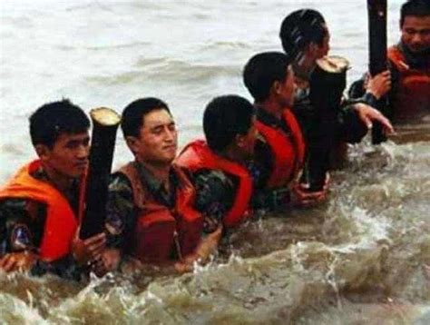 1998年抗洪救灾真实录像，30多万解放军以身抗洪，用血肉之躯铸成钢铁大堤