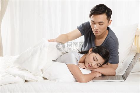 青年男人照顾生病的女朋友高清摄影大图-千库网