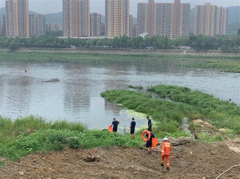 信阳一男孩不慎落水被困河中央 消防员涉险成功救助-大河新闻