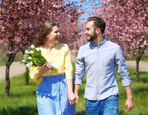 两个人在花园里开心的笑着图片-幸福的夫妻在花园里开心的笑着素材-高清图片-摄影照片-寻图免费打包下载
