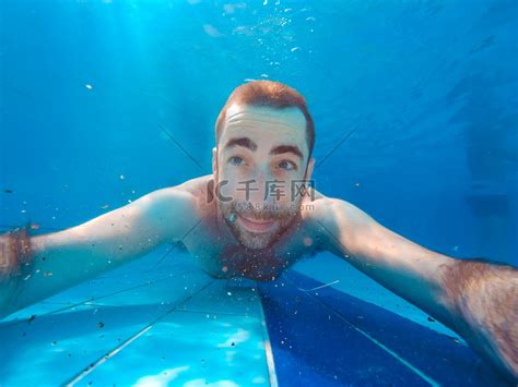 年轻帅哥在游泳池水下潜水高清摄影大图-千库网