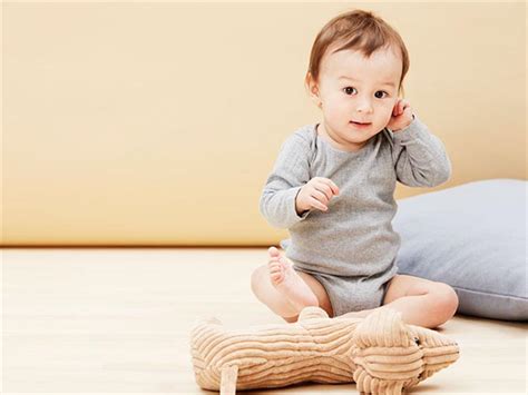 婴儿对声音不敏感（怎么判断宝宝是否被）-幼儿百科-魔术铺