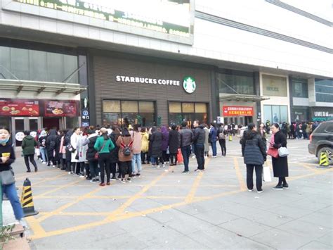 3月15日，邯郸新世纪商业广场，等待进场的员工