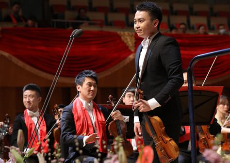 小提琴家演奏中国古典音乐 满满都是年味_凤凰网