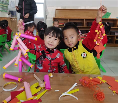 利津县第三实验幼儿园：自制“鞭炮”迎新年-新闻中心-东营网