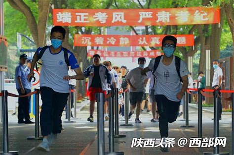 2018年上海高考首日结束 众多家长提前到考场迎接孩子