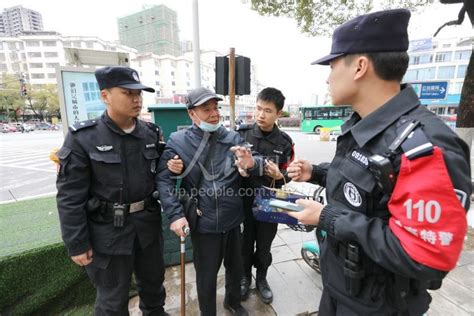 江西宜春：警察护送重病老人安全回家-人民图片网