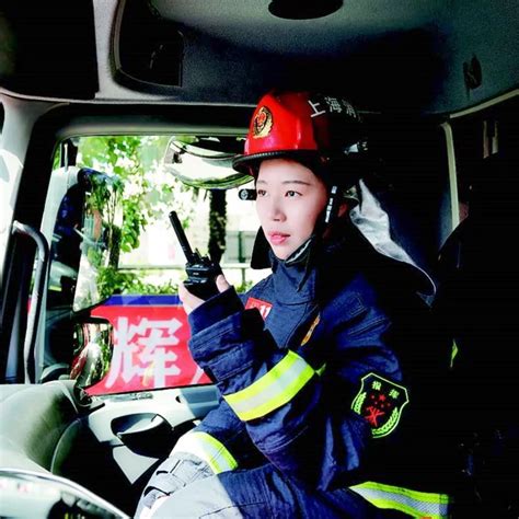 女消防员喷水灭火高清摄影大图-千库网