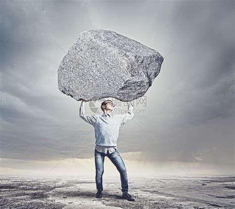 搬石头的家伙轻强壮的男人头顶着巨大的石头高清图片下载-正版图片300241140-摄图网