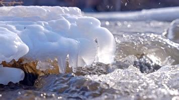 冬季融化的冰雪高清图片下载-正版图片600299473-摄图网