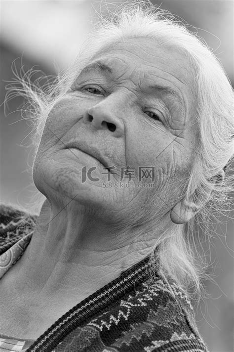 老妇人的肖像。高清摄影大图-千库网
