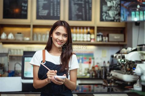 新一代妇女在咖啡店柜台做小生意高清图片下载-正版图片504373884-摄图网