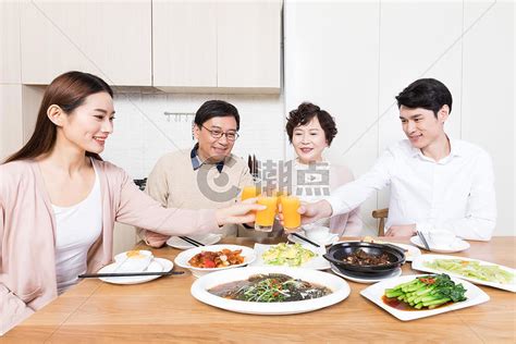 一家人一起开心吃饭高清图片下载-正版图片500813158-摄图网
