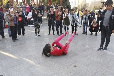 郑州尬舞转战其他公园遭千人围观_资讯频道_凤凰网