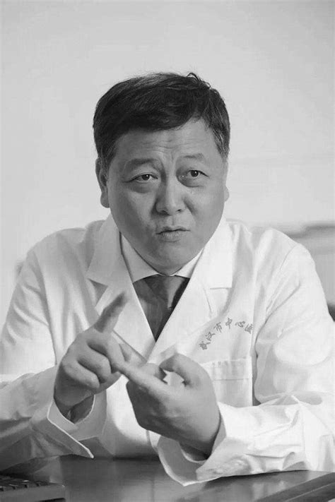武汉市中心医院医生、中国医师奖获得者江学庆感染新冠肺炎去世|界面新闻 · 中国