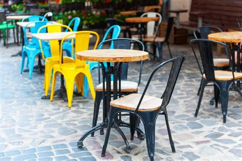 구시가지의 야외 카페 카페의 빈 테라스에 있는 의자와 테이블 | 프리미엄 사진