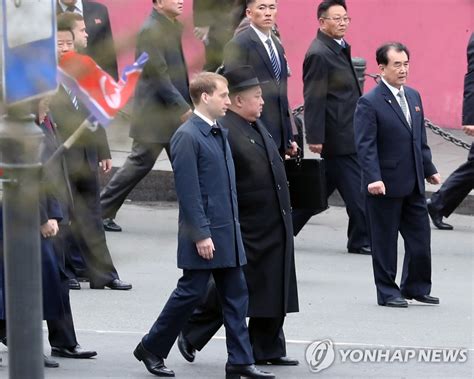 金正恩笑着坐上返回朝鲜的专列