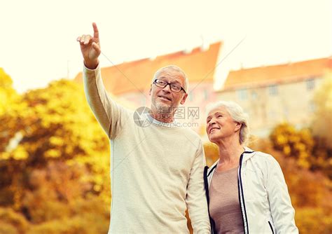 家庭,龄,旅游,旅游人的老夫妇城市公园指指点点高清图片下载-正版图片300675623-摄图网