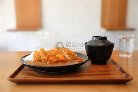 木桌上炸猪排日式咖喱饭高清图片下载-正版图片505795832-摄图网