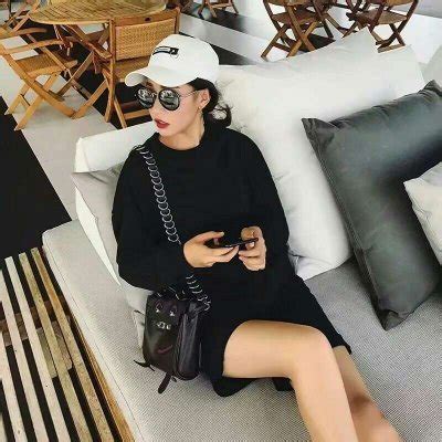 戴墨镜甜美女生头像