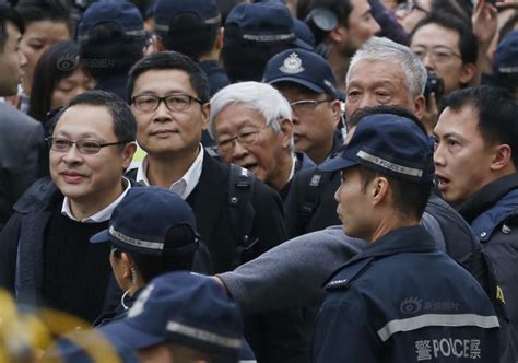香港占中发起人等数十人自首 警方称会公正调查_手机新浪网