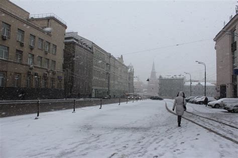 俄罗斯莫斯科迎暴雪天气 民众冒雪前行