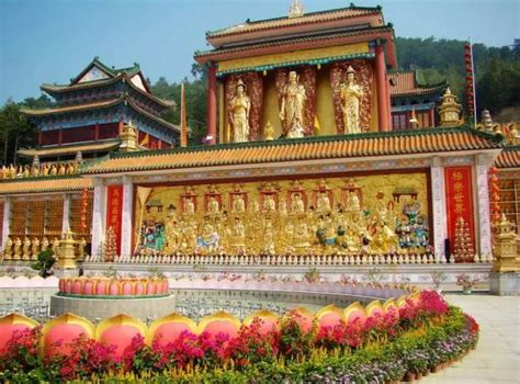 中国佛寺的布局：山门、天王殿、大雄宝殿，有法堂的都是大寺庙