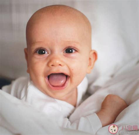 小婴儿一看见你就笑是因为什么 宝宝多大会笑 _八宝网