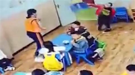 幼儿园小孩扔凳子砸老师，监控拍下全过程，网友：家长该反思 | 北晚新视觉