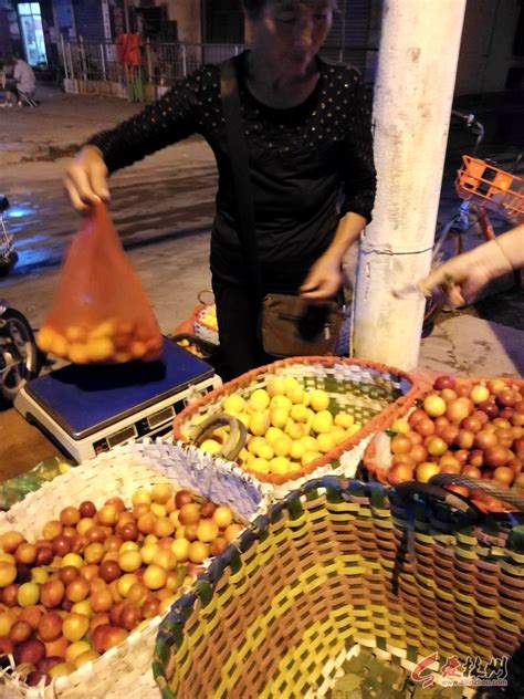 “人生三部曲”社会实践团前往八大局便民市场进行水果摊老板劳动体验活动