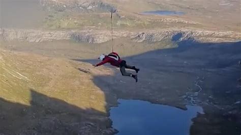 惊险！男子悬崖跳伞遇狂风 时速48公里掉落撞崖后居然生还_凤凰网视频_凤凰网