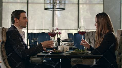 男人和女人在餐馆吃饭时品酒.两个人在餐馆吃饭高清摄影大图-千库网
