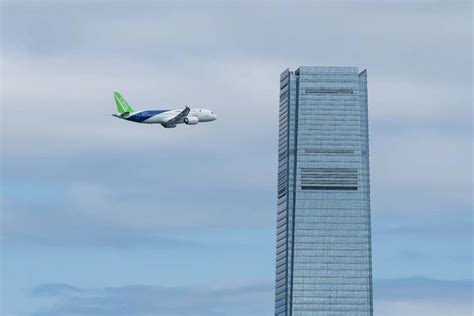 国产大飞机C919飞越香港维多利亚港 -天山网 - 新疆新闻门户