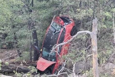 安全性尚可！特斯拉Model 3失控坠入30米深悬崖，车内4人仅受轻伤_车家号_发现车生活_汽车之家