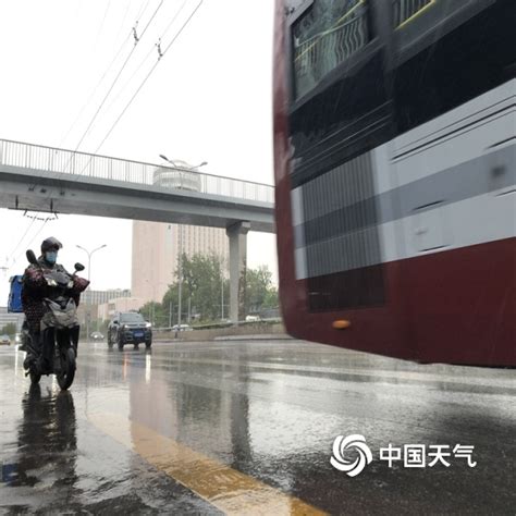 北京早高峰再遇降雨 路面湿滑市民打伞出行-天气图集-中国天气网