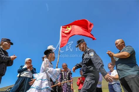新疆富蕴：边境民警与哈萨克族群众共庆建党100周年-人民图片网