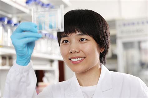 【中科院】Young woman researcher at forefront of medical battle against ...