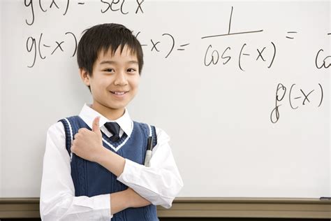 可爱女生站在书本上学数学图图片下载_红动中国