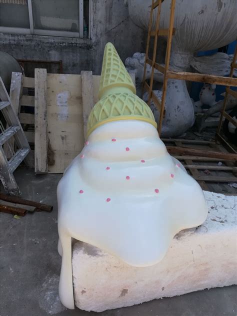 冰淇淋玻璃钢雕塑，夏家公园美食街大家都摆上了它！ - 巧工坊雕塑工厂