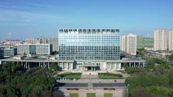 案例欣赏：宁波鄞州区行政服务中心的铝板百叶格栅幕墙