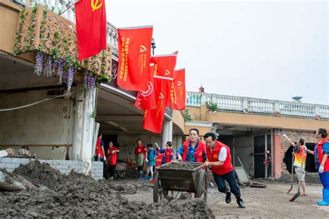雅安志愿者连续4天清淤工作受到多方关注_四川文化网—四川文化网门户网站