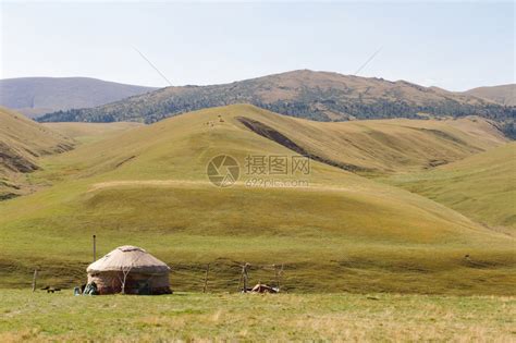 站在外伊犁阿拉套山的蒙古包高清图片下载-正版图片504968206-摄图网