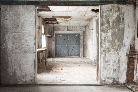 视窗破坏在一个废弃的肮脏建筑中长走廊位于一个废弃的肮脏建筑中破碎的高清图片下载-正版图片307542096-摄图网