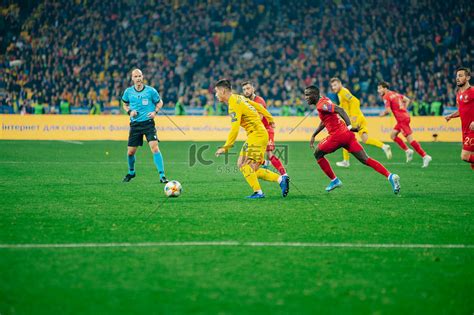 2020 年欧洲杯预选赛乌克兰队对阵葡萄牙队在奥林匹克体育场举行的足球比赛高清摄影大图-千库网