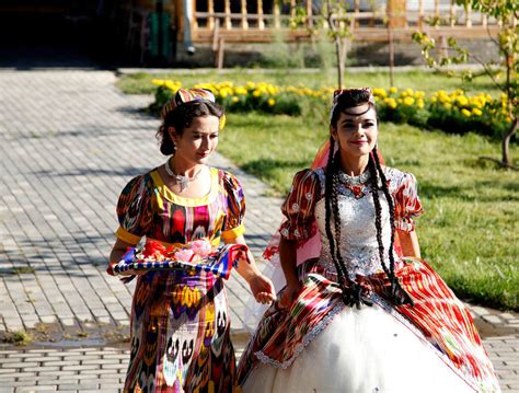 新款新疆舞蹈服装演出服少数民族风大摆裙子维吾尔族表演服成人女-阿里巴巴