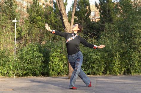 广场舞《青苹果乐园》，简单易学的美丽舞蹈，在家就能跳